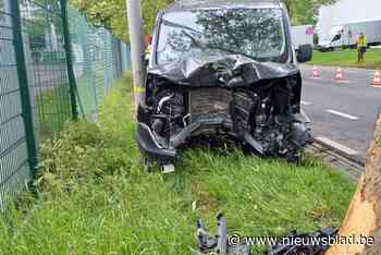 Vrouw botst met wagen tegen boom