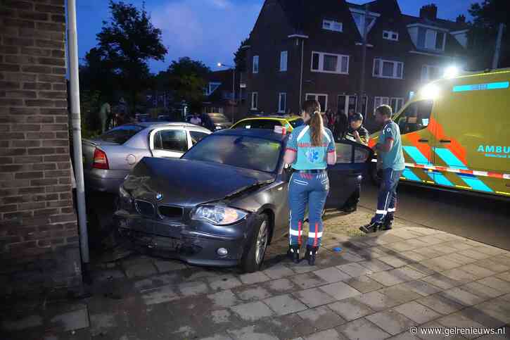 Automobilist ramt geparkeerde auto’s en komt tot stilstand tegen woning