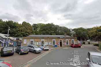 Lewisham Ladywell station: Person in hospital after being hit by train