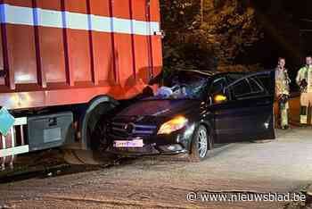 Bestuurder gewond naar ziekenhuis na aanrijding met geparkeerde vrachtwagen