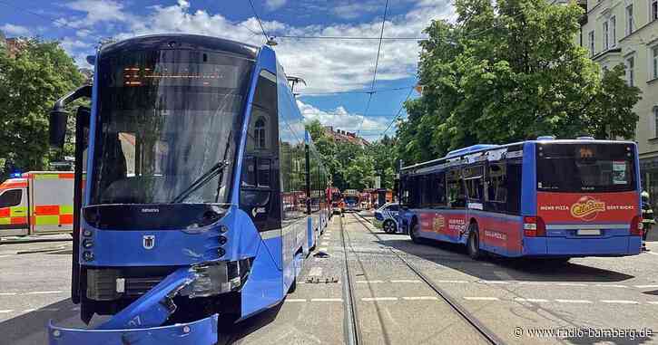 Nach Unfall mit Tram und Bus: Polizei sucht nach Zeugen