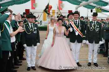Königspaar Thomas und Simone Brunnert tanzt in Delbrück-Westenholz den Regen weg