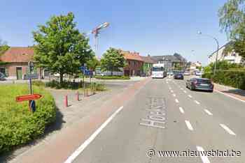 Auto en motorfiets botsen op elkaar