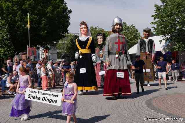 Massa volk kijkt onder stralend zonnetje bewonderend naar ‘Sjiekste’ Sinksenstoet ooit