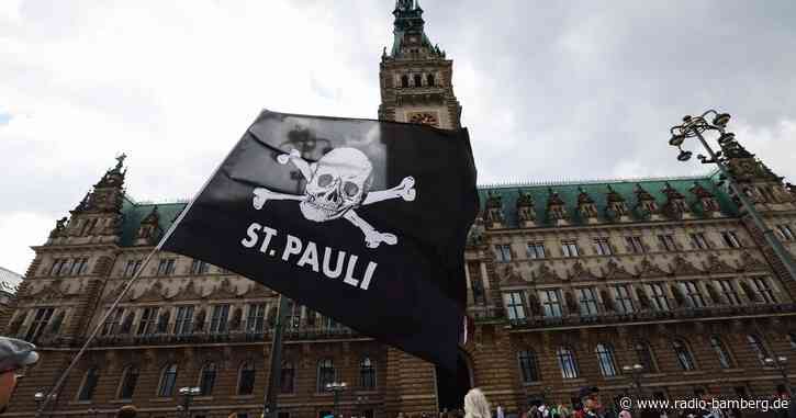 FC St. Pauli: Aufstiegsfeierlichkeiten starten im Starkregen