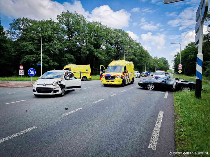 Auto’s botsen op kruising, gewonde naar ziekenhuis