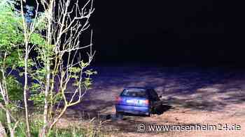 Mysteriöser Unfall an der Grenze zum Kreis Mühldorf: VW steht mitten in Feld – Fahrer verletzt