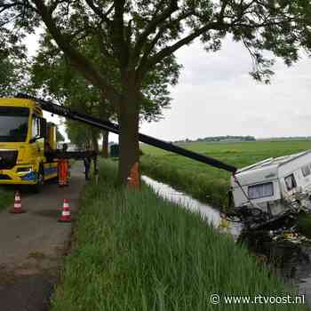 112 Nieuws: Caravan raakt los en schiet in de sloot | Automobiliste rijdt onder invloed tegen boom