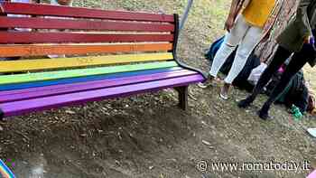 Installate due nuove panchine arcobaleno. "Simboli di valori universali"