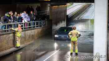 Auto vast onder Spoortunnel, tunnel blijft gesloten