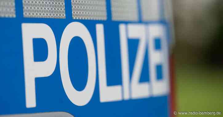 Betrunkener Mann schläft vor Streifenwagen ein