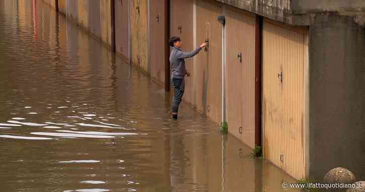 Maltempo in Lombardia, allagamenti a Cesano Maderno: crolla parte di muro di un condominio. “In dieci minuti venuto giù il finimondo”