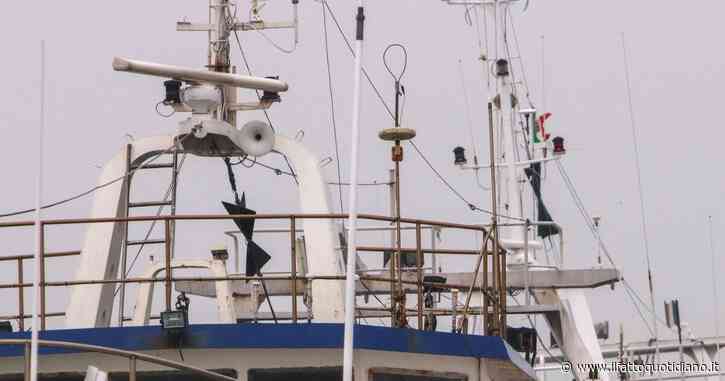 Il caso del peschereccio con due nomi, due bandiere e due permessi per cacciare tonnellate di tonno nel Mediterraneo
