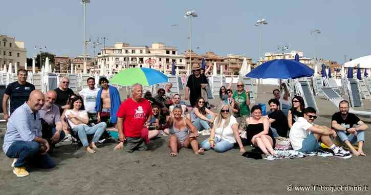 Concessioni balneari scadute, nei lidi va in scena la “presa della battigia” degli attivisti con asciugamani: “Spiagge liberate”