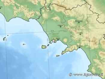 Forti scosse, scuole chiuse e sgomberi: tremano i Campi flegrei. Gente in strada a Napoli | Video