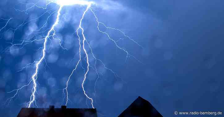 Vier Menschen in Lebensgefahr nach Blitzeinschlag