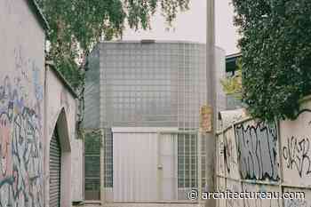 Outbuilding with Deep Garden by Baracco and Wright
