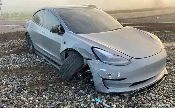 Video: Tesla Model 3 mist net de trein