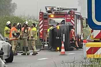 Auto over de kop op autosnelweg, bestuurder naar ziekenhuis