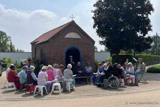 Feestelijke viering aan kapelletje knoopt aan bij traditie