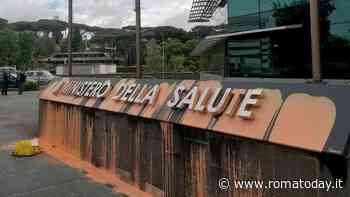 Blitz ambientalista: vernice arancione contro il ministero della Salute: "Di caldo si muore"