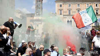 I tassisti bloccano Roma, prima il sit in poi il corteo verso Palazzo Chigi. Traffico in tilt