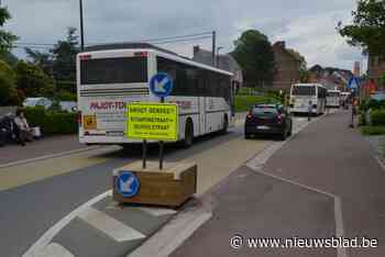 Gemeente vraagt met wel heel opvallend bord aandacht voor schoolstraat: “Nog te veel automobilisten negeren signalisatie”