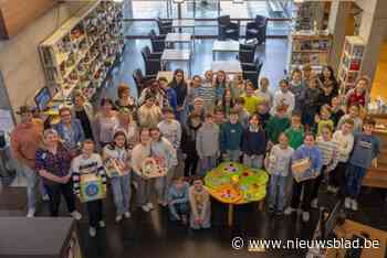 Basisschool Heilige Familie schenkt spelmateriaal aan bibliotheek
