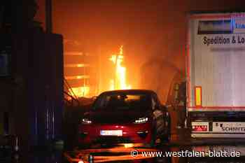 Gefährlicher Großeinsatz: Dach von Lagerhalle stürzt ein