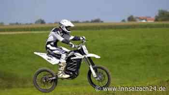 „Bruchpilot“ ohne Zulassung mit Motocross und Fahrradhelm unterwegs: Auto gerammt und verletzt