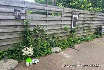 Bloemen en kaarsjes op de vindplaats van Joeri