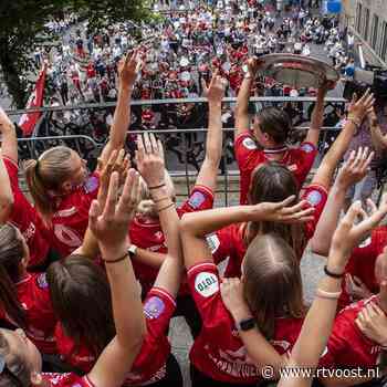 Bekijk hier de huldiging van landskampioen FC Twente Vrouwen