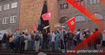Protesterende studenten bibliotheek binnengedrongen • Motorrijder gewond