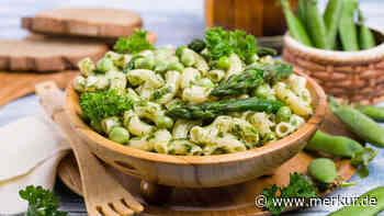 Der schnelle Nudelsalat mit grünem Spargel und Kräuterpesto bereichert den Grillabend
