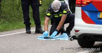 Personenauto klapt op vrachtwagen: politie vindt vuurwapen, provinciale weg dicht