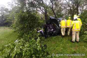 Auto komt in struiken van Noord-Zuidverbinding terecht tijdens zware regenbui