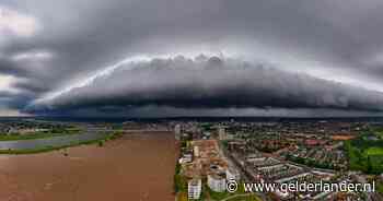 Zien: indrukwekkende donkere wolkenmassa trekt over de regio