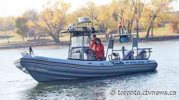 2 men injured after boat fills with water in Hamilton Harbour on Victoria Day