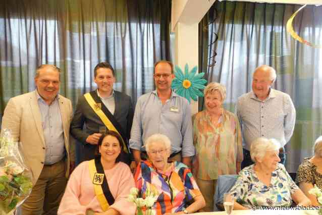 Martha Verzee blies in Ten Oudenvoorde honderd kaarsjes uit