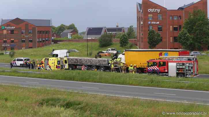 Vrachtwagens botsen op de A50: snelweg dicht