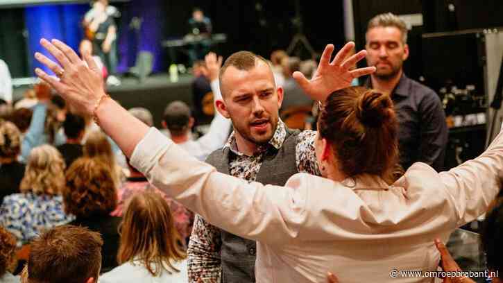 Minister roept gedupeerden gebedsgenezer Tom de Wal op zich te melden