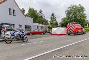 Man (70) wordt onwel achter het stuur, botst tegen geparkeerde auto en overlijdt