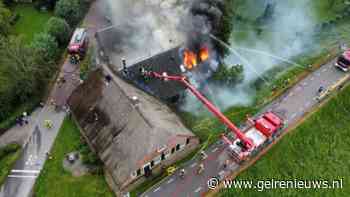 Restaurant met rieten dak in brand