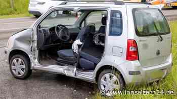 Folgenschwerer Unfall bei Trostberg: Feuerwehr muss Autofahrerin aus Suzuki befreien