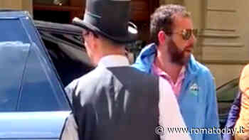 Adam Sandler tifa Lazio: la star americana immortalata con la felpa biancoceleste