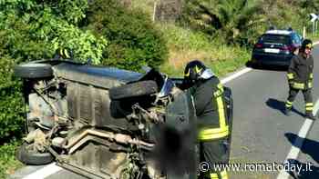 Incidente sull'Aurelia, perde il controllo dell'auto e si ribalta: ferita una donna