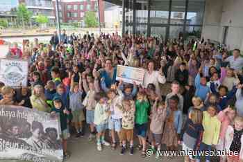 Leerlingen en leerkrachten wandelen en lopen voor boeken, kasten en stoelen in India