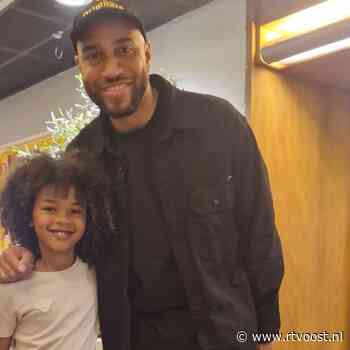 Noah schittert tijdens de finale Nationale Voorleeswedstrijd: "Ging echt supergoed"