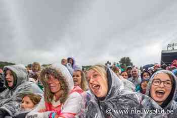 Na kletsnatte editie vorig jaar kiest Paal op stelten nu voor grote festivaltent