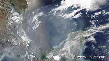 Satellites capture smoke pouring from hundreds of wildfires across North America (photos)